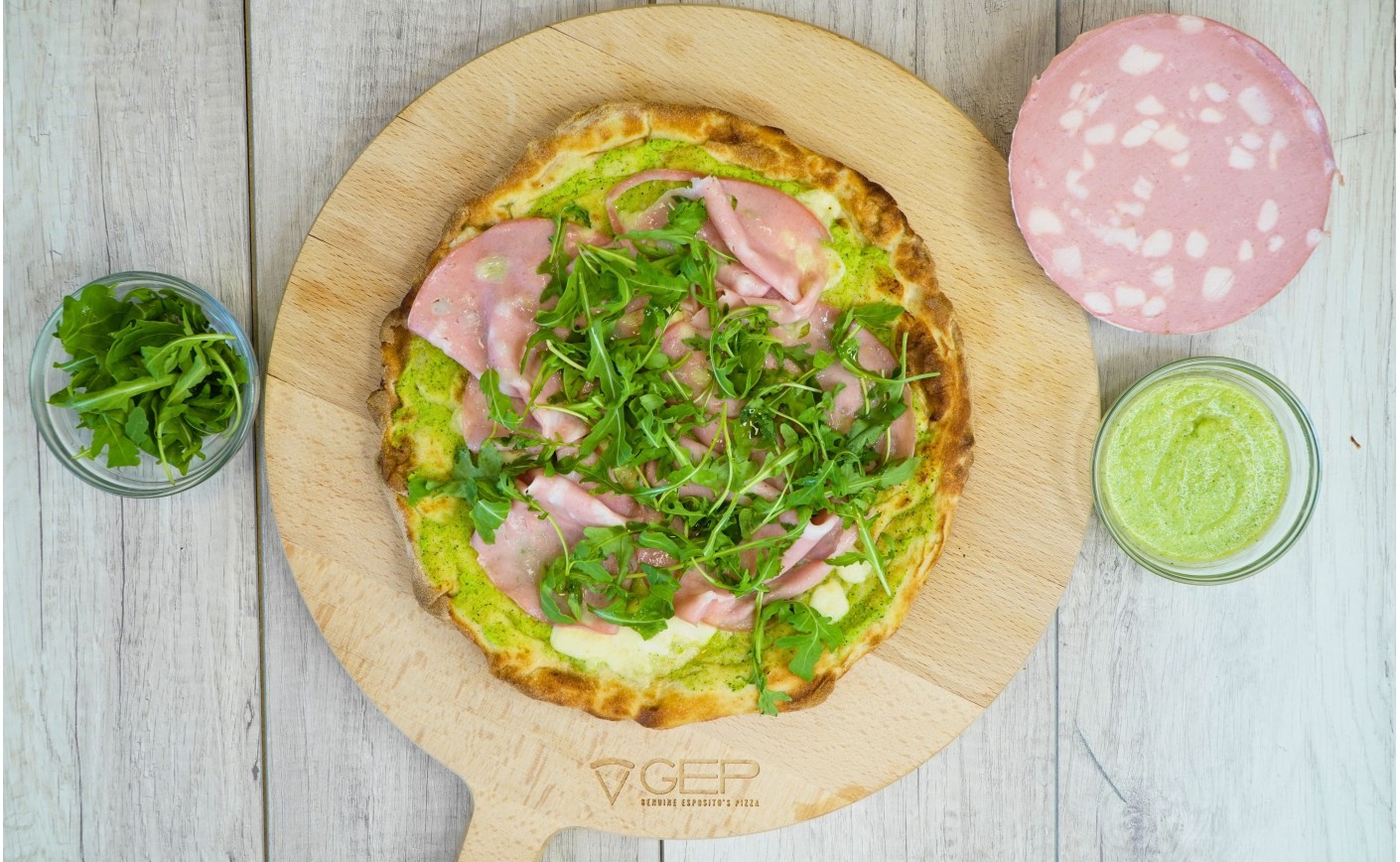 Pizza crema di zucchine, provola, mortadella e rucola
