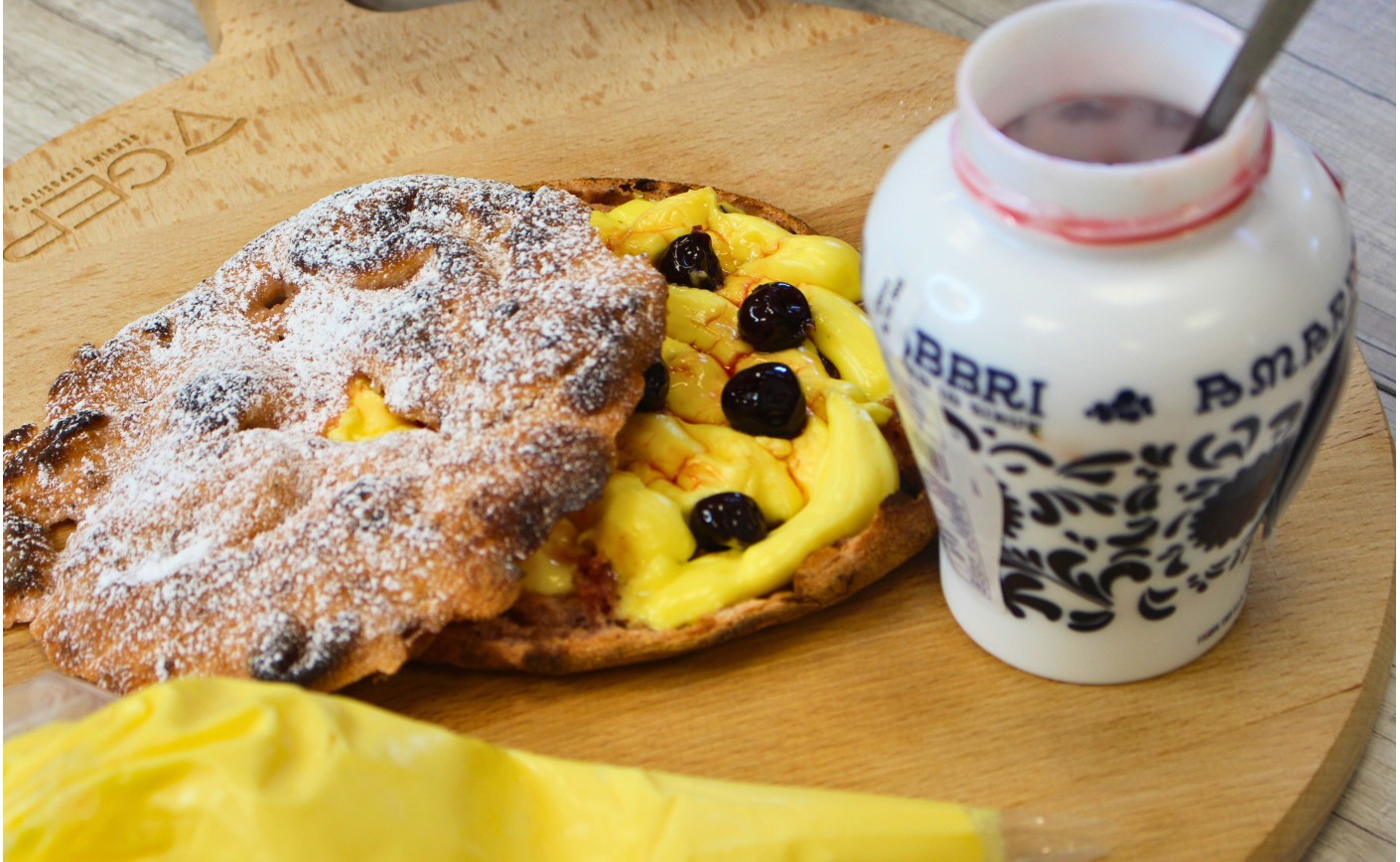Pizza dolce con amarene e crema pasticcera