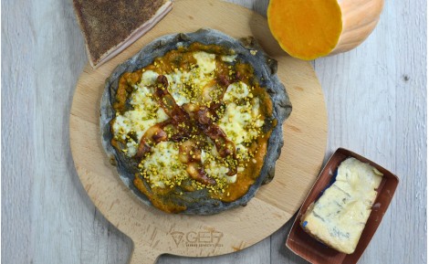 Pizza zucca, guanciale, gorgonzola e granella di pistacchi