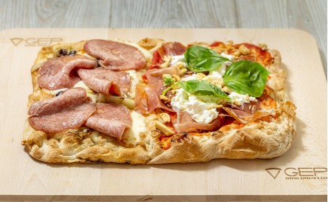 Pizza Doppio Gusto: Pizza Crudo e Stracciatella e Pizza Ciauscolo, Cipolle e Pecorino